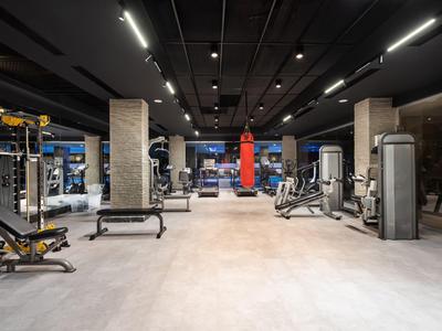 Palestra moderna con attrezzature e panche in un hotel.