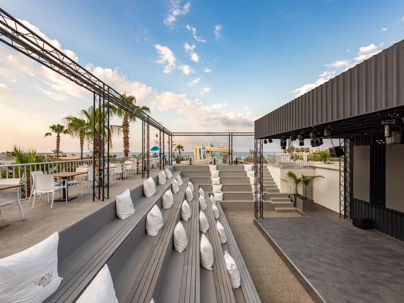 Moderne dakterras met zitplaatsen en uitzicht op zonsondergang.