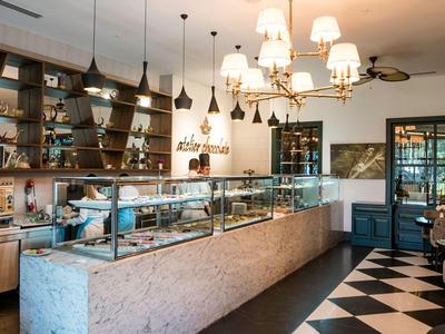 Modernes Hotelbuffet mit beleuchtetem Glasdisplay und warmen Holzakzenten.