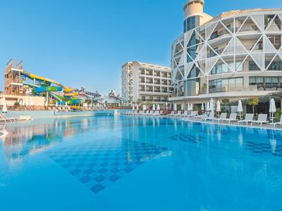 Grande piscina dell'hotel con scivoli d'acqua e ombrelloni in una giornata di sole