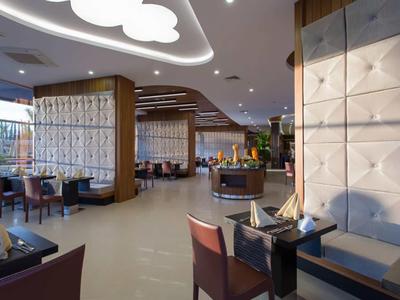 Espace restaurant moderne avec sièges élégants et éclairage subtil