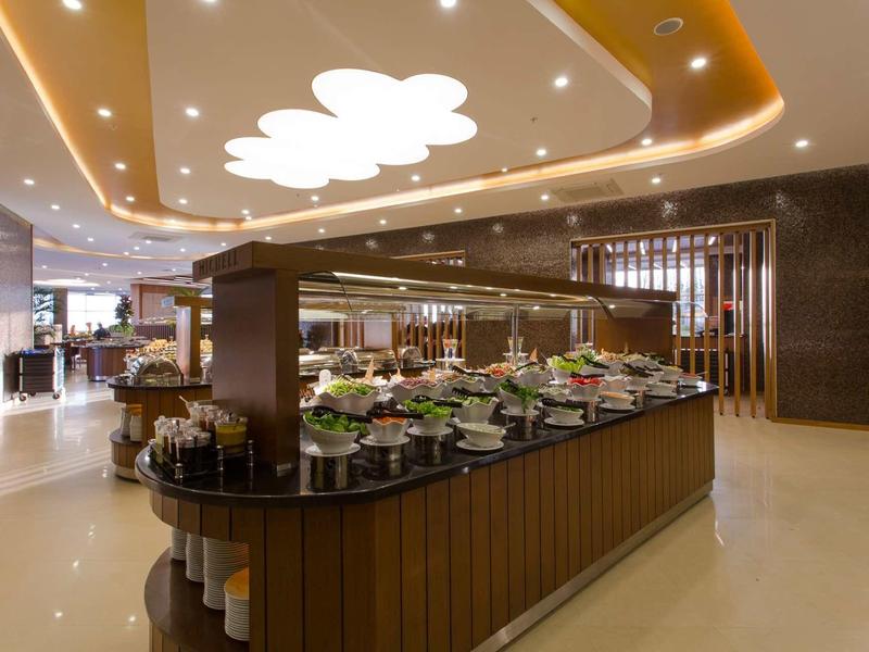 Station de buffet moderne dans un restaurant d'hôtel élégant avec une ambiance lumineuse.