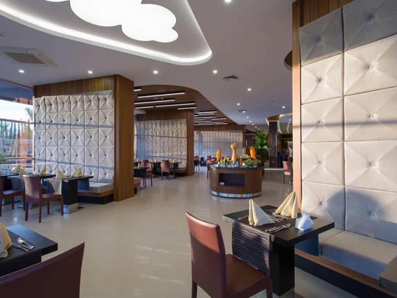 Espace restaurant moderne avec sièges élégants et éclairage subtil