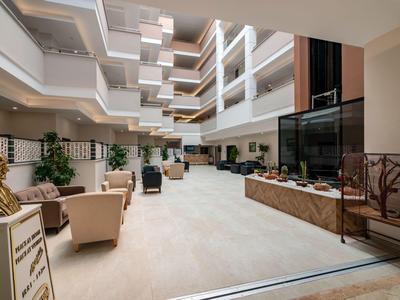 Heldere, ruime hotelhal met comfortabele zitplaatsen en moderne architectuur.