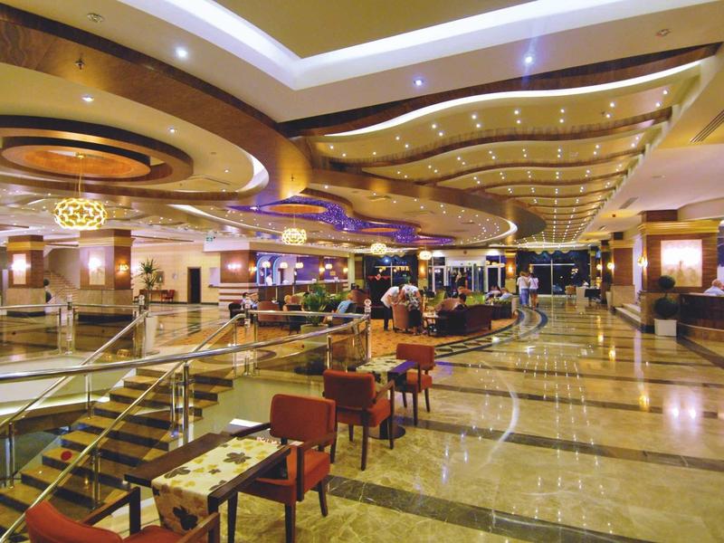 Luxusní interiér hotelu s moderním nábytkem a teplým osvětlením.