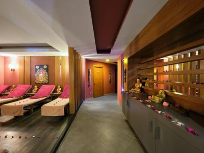 Interieur van een modern wellnessruimte met ligstoelen en warm licht.