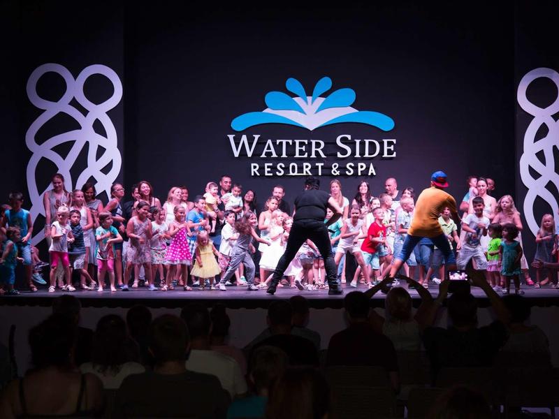Spectacle animé avec de nombreux enfants et adultes sur scène au Water Side Resort & Spa.