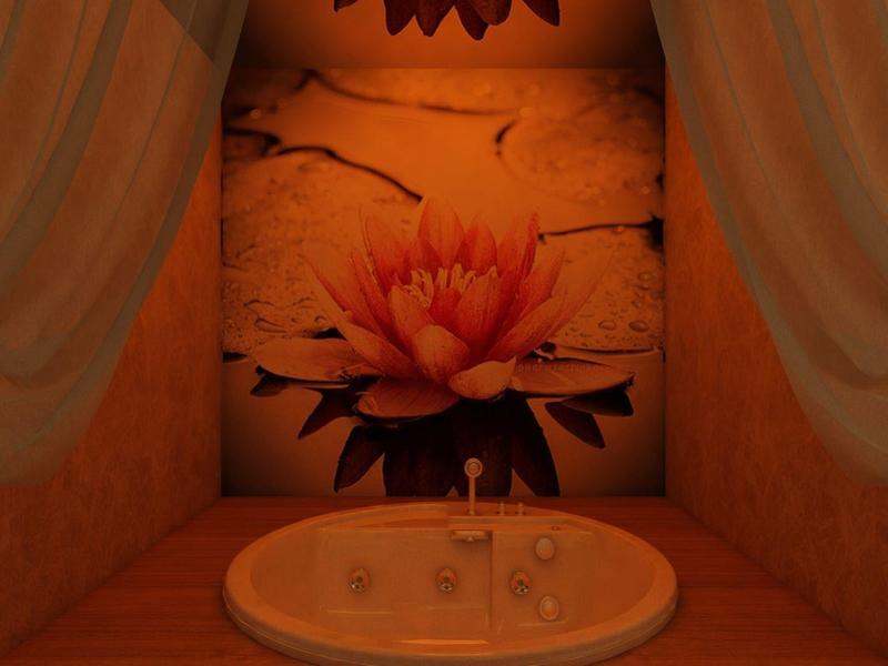 Ein kleiner Raum mit Blumenwandbild, Vorhängen und einem runden weißen Waschbecken.