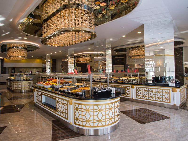 Moderner, eleganter Supermarkt mit glänzenden Böden und großen Obst- und Gemüsestationen.