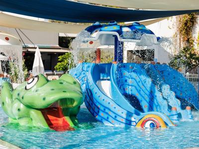 Bunter Wasserspielplatz mit grünem Krokodilrutsche und blauer Bootsrutsche im Schwimmbecken.