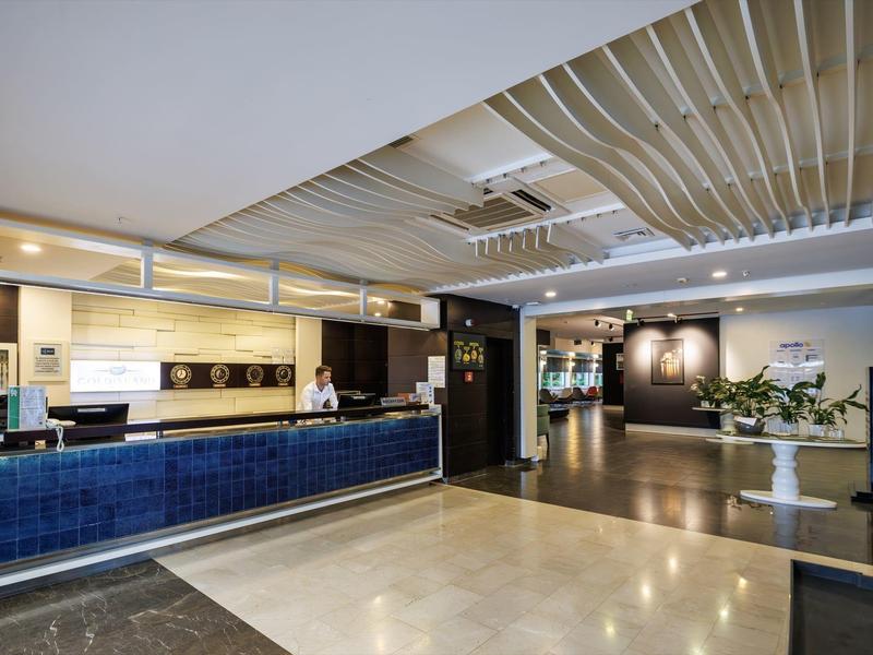 Moderní a stylová hotelová lobby s recepcí a přepážkou.