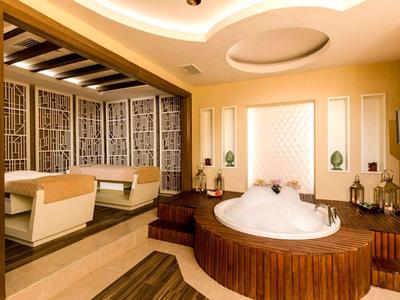 Stylowa łazienka z okrągłą wanną i ciepłym, drewnianym miejscem do siedzenia.