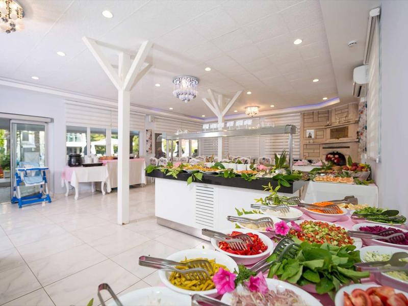 Bufet s různými čerstvými saláty a předkrmy v moderní hotelové restauraci.