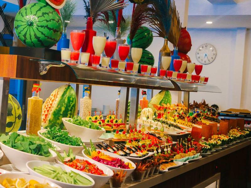 Buffet con un'ampia varietà di insalate colorate e bevande in un ristorante dell'hotel.