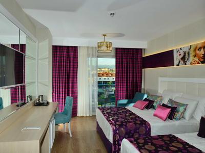 Azura Deluxe Hotel