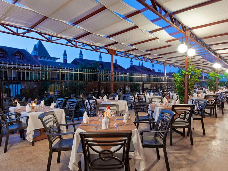 Modernes Hotelzimmer mit großem Bett und Blick auf die Basilius-Kathedrale.