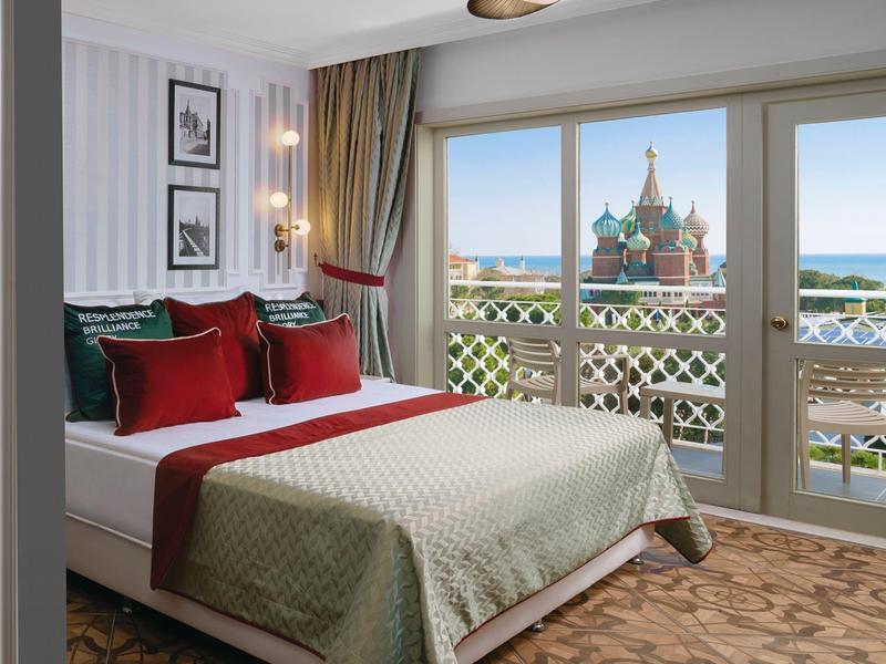 Modernes Hotelzimmer mit großem Bett und Blick auf die Basilius-Kathedrale.