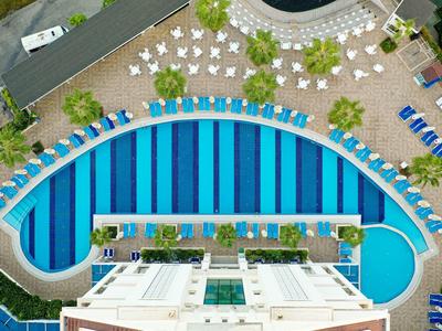 Vue aérienne d'une grande piscine d'hôtel avec chaises longues