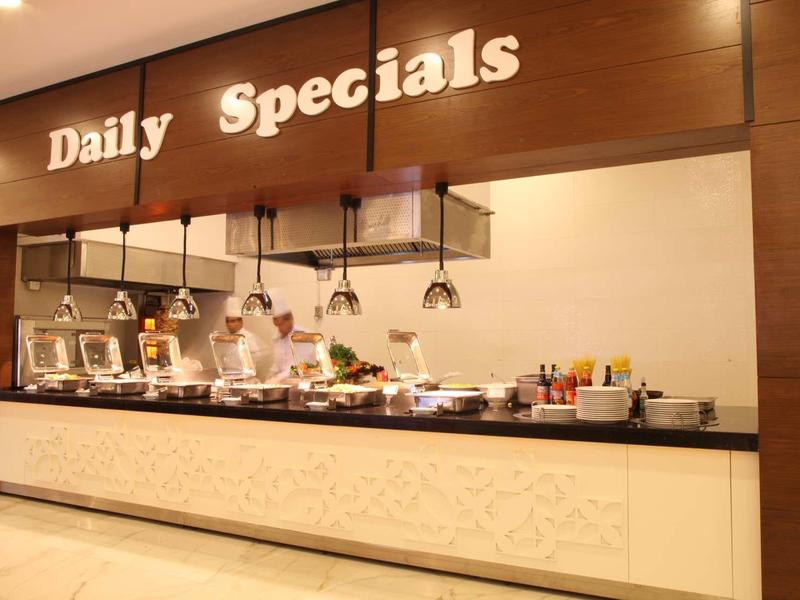 Een buffet met dagelijkse specialiteiten in een moderne hotel- of restaurantomgeving.