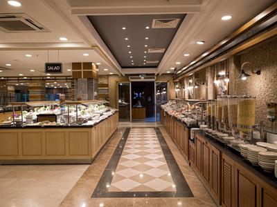 Nowoczesne i eleganckie ustawienie bufetu w restauracji hotelowej z różnorodnymi opcjami jedzenia.