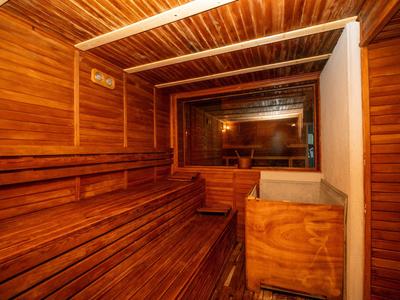 Interno di una sauna d'hotel con panche e pareti in legno.