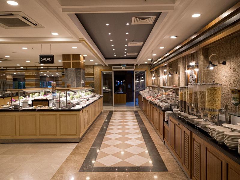 Nowoczesne i eleganckie ustawienie bufetu w restauracji hotelowej z różnorodnymi opcjami jedzenia.