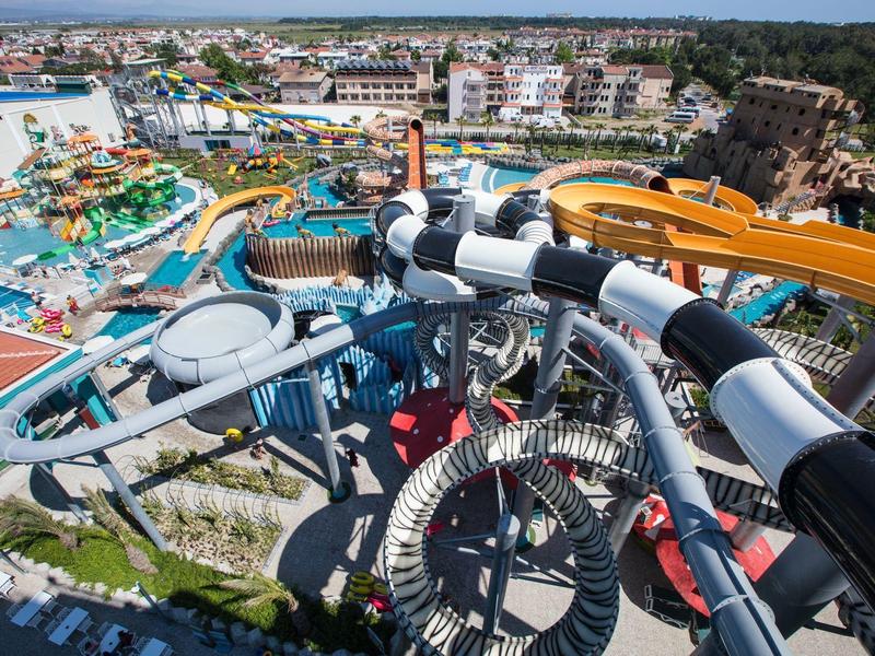 Park wodny z kolorowymi zjeżdżalniami i basenami w centrum miasta.