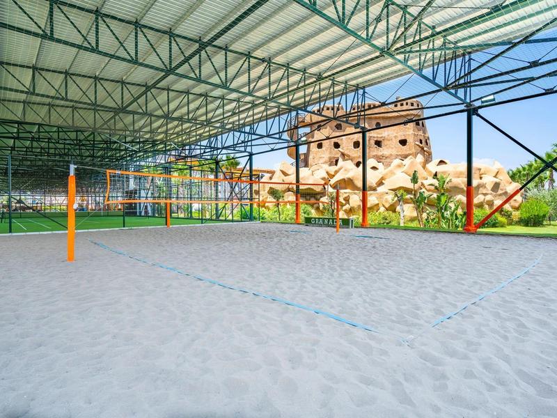 Kryte boisko do siatkówki plażowej z zamkiem w tle.