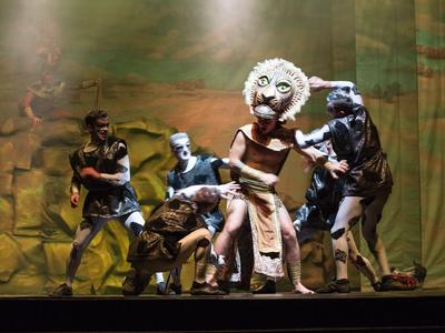 Theaterbühne mit Schauspielern in Fantasie-Kostümen bei einer dramatischen Szene.