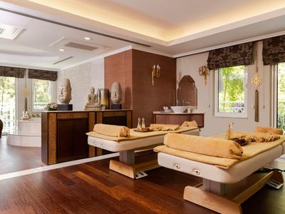 Helles, modernes Wellness-Zimmer mit zwei Behandlungsliegen und großer Fensterfront.