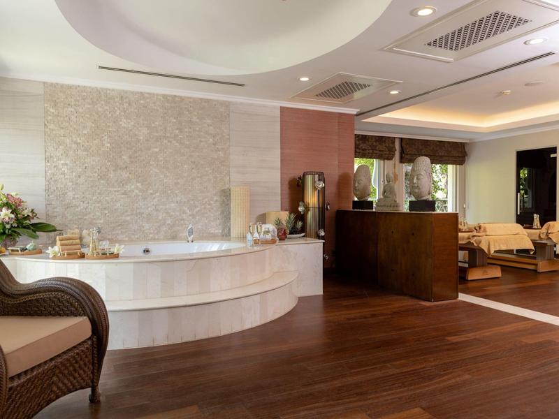 Eleganter Hotel-Loungebereich mit dunklem Holzboden und gemütlichen Sitzgelegenheiten.