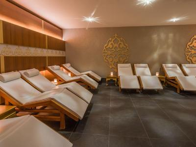 Sala de relajación con cómodas tumbonas y luz tenue en un área de bienestar.