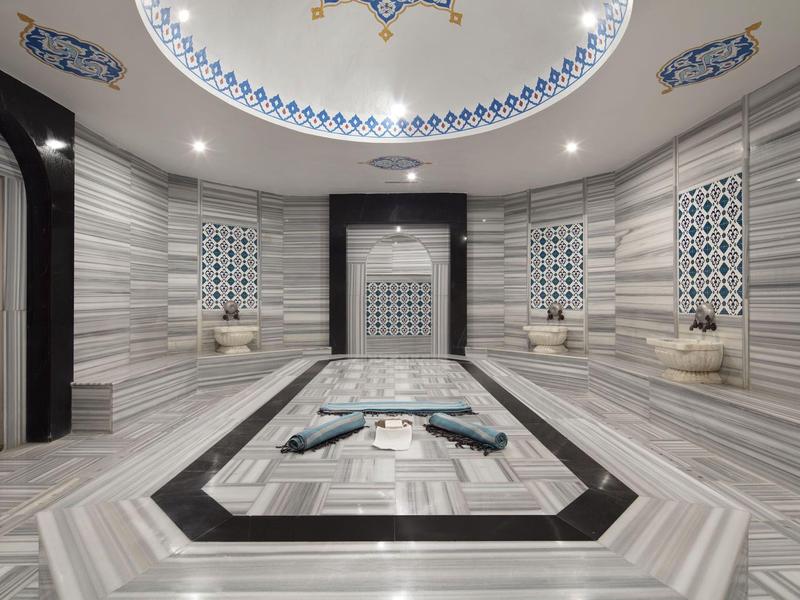 Elegancki turecki hammam z marmurem, basenem i dekoracyjnymi płytkami.