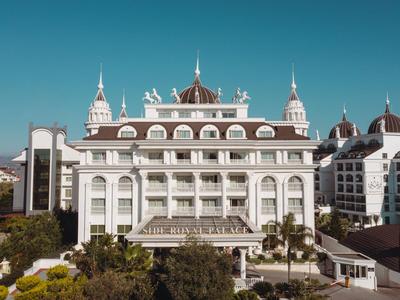 Grande edificio di un hotel imponente con facciate bianche e più torri sotto un cielo azzurro limpido.