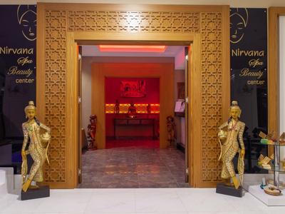 Großer goldener Eingang mit Verzierungen, zwei goldene Statuen und schwarzer Hintergrund mit Text.