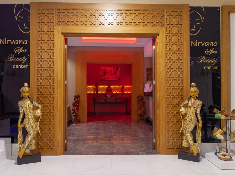 Großer goldener Eingang mit Verzierungen, zwei goldene Statuen und schwarzer Hintergrund mit Text.