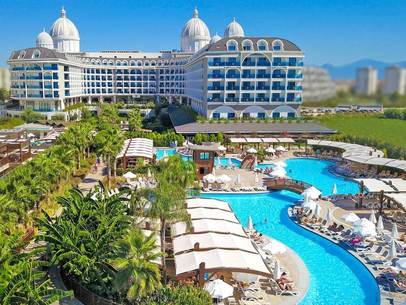 Velké letovisko s bazénem, tropickými zahradami a luxusním hotelem.