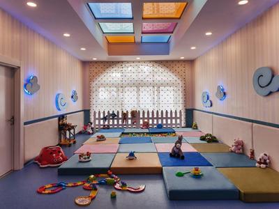 Kinderzimmer mit bunten gepolsterten Matten, Spielzeugen und künstlerischer Wand- und Deckenbeleuchtung.