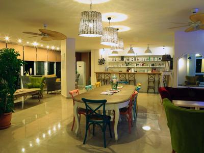 Gezellige eetruimte met kleurrijke stoelen en bar in een modern hotel.