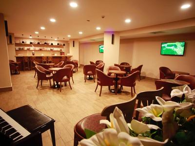 Gezellige hotel lounge met comfortabele fauteuils en warme verlichting.