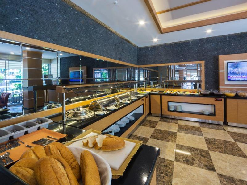 Salle de petit-déjeuner élégante avec carrelage en marbre et espace buffet au design moderne.