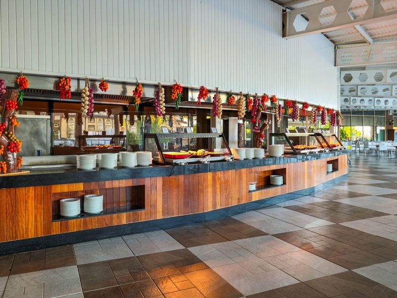 Gran buffet con decoración otoñal en un restaurante moderno.