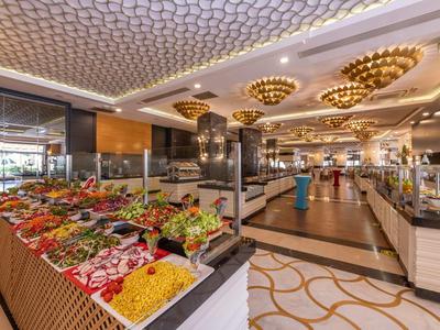 Bufet s širokým výběrem čerstvé zeleniny a salátů v moderní hotelové restauraci.