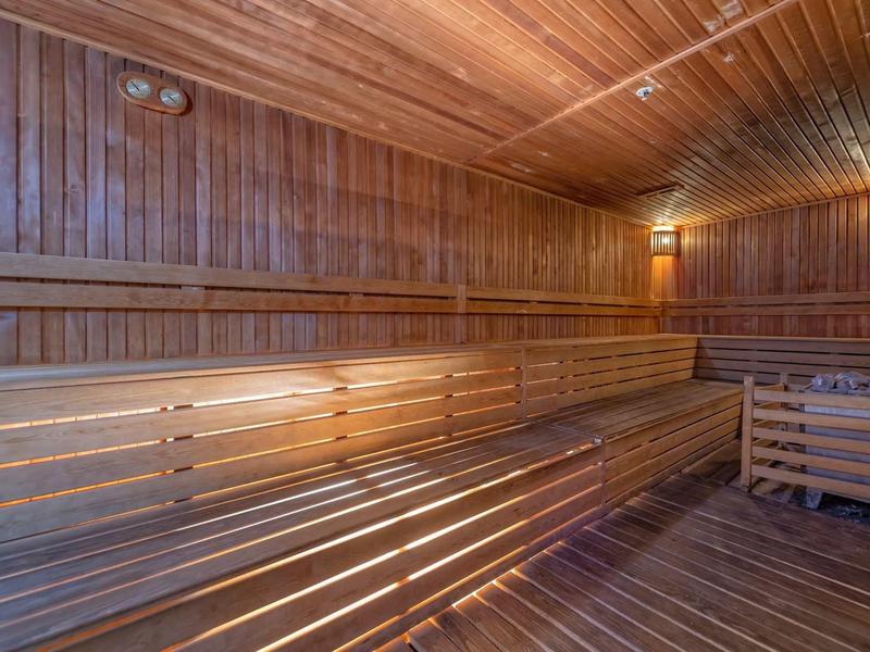 Interiér dřevěné sauny s lavicemi a stěnami kompletně ze dřeva.