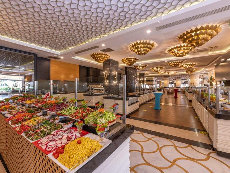 Bufet s širokým výběrem čerstvé zeleniny a salátů v moderní hotelové restauraci.