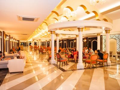 Amplio y elegante vestíbulo de hotel con asientos cómodos y luz cálida.