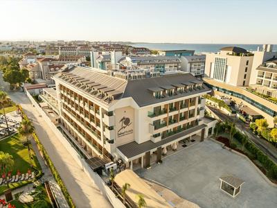 Widok z lotu ptaka na duży budynek hotelu blisko wybrzeża przy czystej pogodzie.