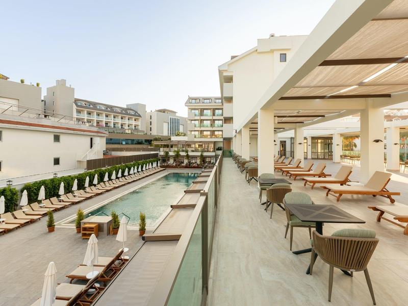 Nowoczesny teren zewnętrzny z basenem i miejscami do siedzenia w hotelu.