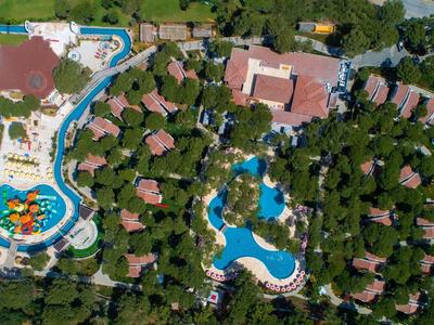 Vista aérea de un resort con parque acuático, piscinas y rodeado de mucha vegetación.