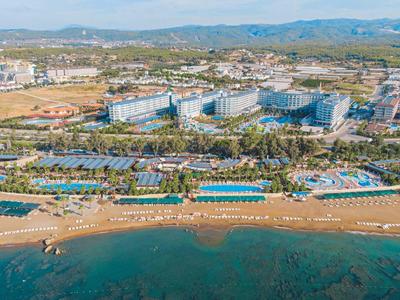 Letecký pohled na hotelový komplex u moře s plážemi a bazény.